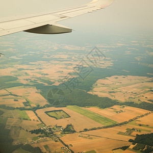 从飞机窗口看到地面视图图片