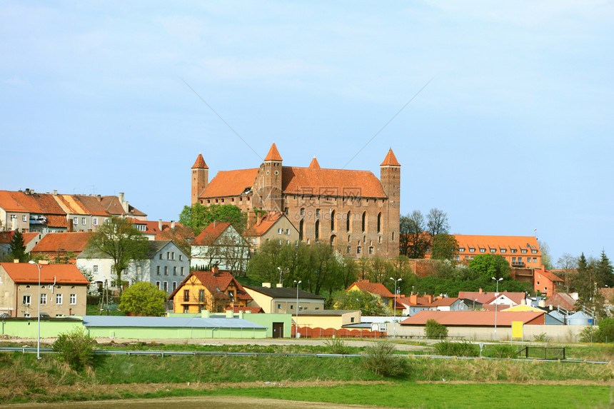 波兰欧洲Wierzyca河带龙音城堡的Gniew镇图片
