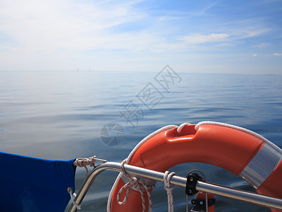 救红色生艇员在帆船和蓝天黄海上保护环背景