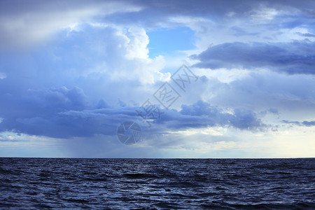 灰色蓝深的闪电暴云在海面黑暗的天空上暴风雨背景图片