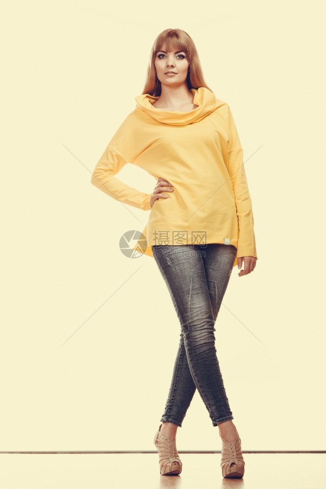 时装全体女牛仔裤黄色上衣相片图片