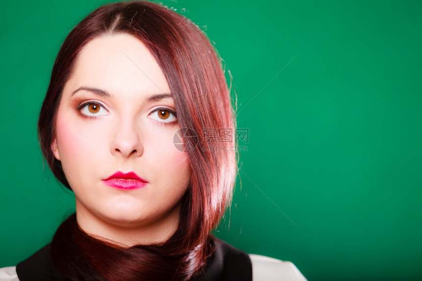 理发师型红年轻女人长颈部绿色图片