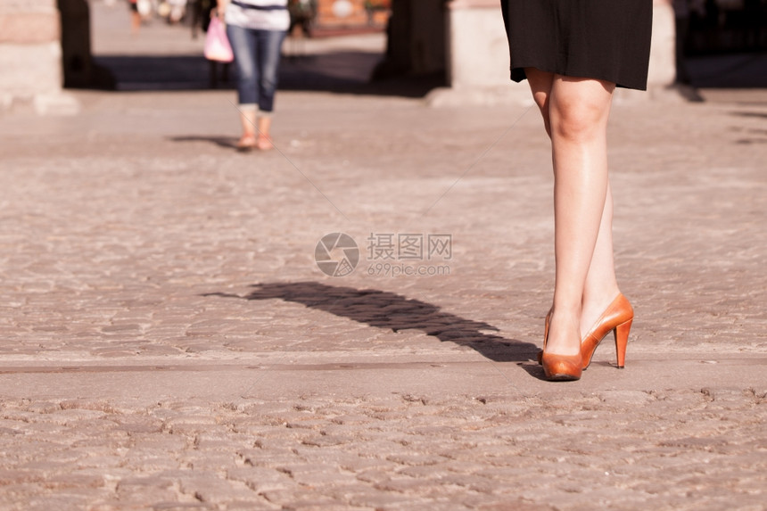 街头时装城市生活方式女双腿穿着时尚优雅流行的鞋靴在户外穿图片