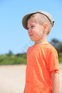 悲哀的孩子哭啼的小男孩肖像户外年轻的高清图片素材