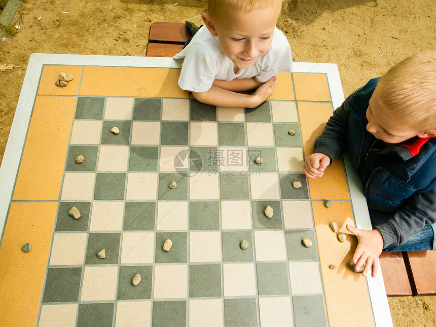 小孩在公园户外玩下棋图片