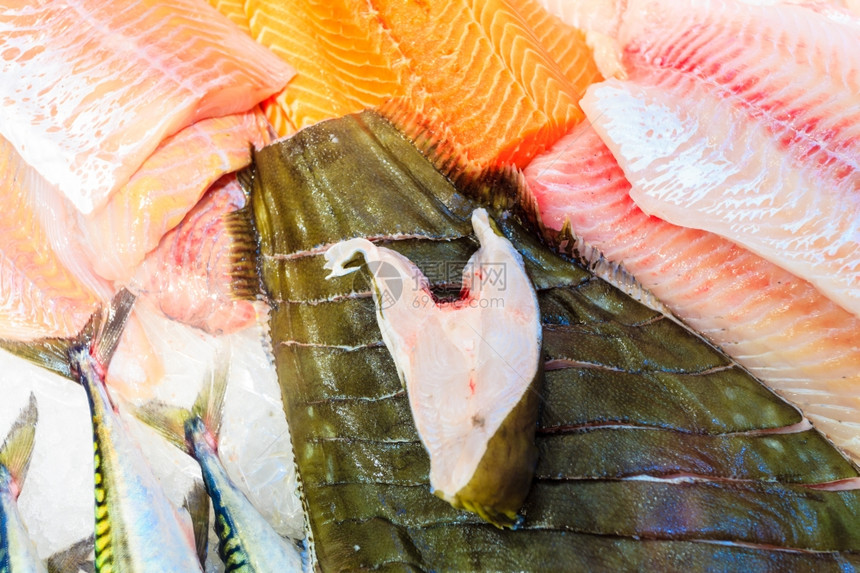 健康食物营养挪威卑尔根著名的鱼市场Fisketenorget的各种鱼类图片