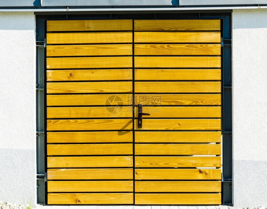 车库房屋或仓入口外面的黄木门图片