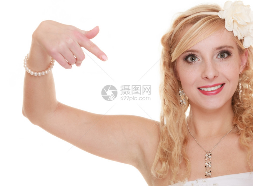 喜庆日快乐的金发女人肖像年轻有魅力的新娘图片