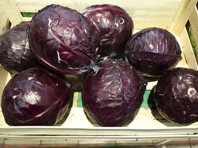 盒式超市购物中的红色卷心菜图片
