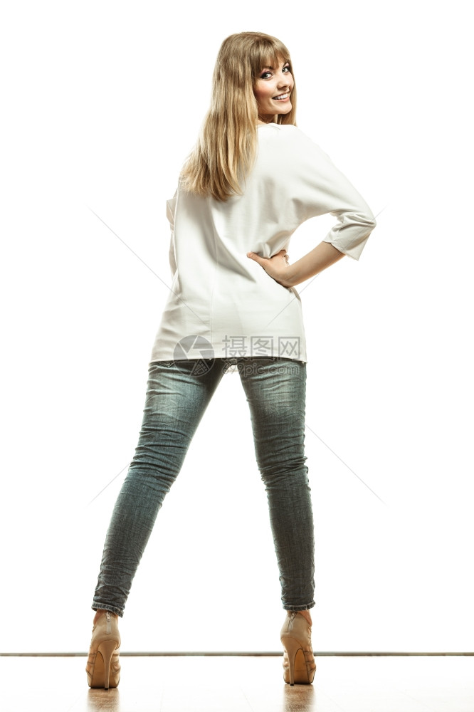 时装穿着牛仔裤全长高跟鞋穿的女人图片