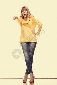 时装和广告概念全体时装女裤黄色上衣指着你背景图片