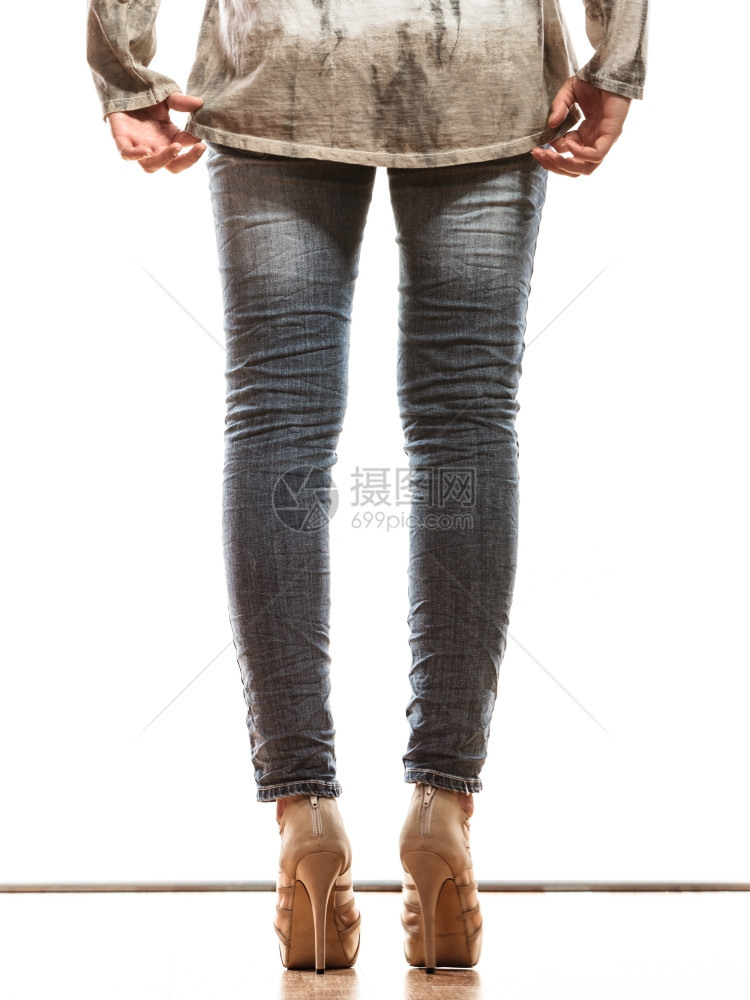 时装穿着牛仔裤平台高鞋的女双腿图片