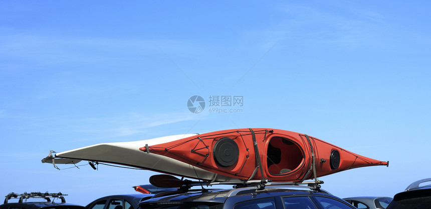 活跃的生方式运动概念车顶屋蓝色天空背景上有单艇红色独木舟的汽车有复制空间图片