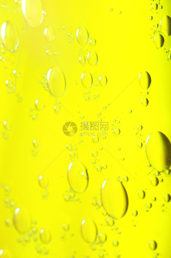 黄色抽象模糊液体背景带有肥皂泡图片
