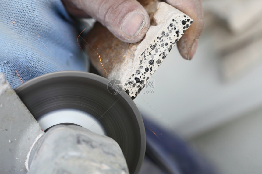 家庭工人的翻新设备用角研磨机电工具碎瓷砖男子正在家庭建筑工地铺砖瓦图片