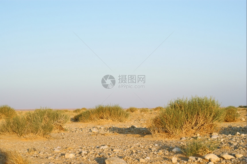东部的石头沙漠和蓝天空图片