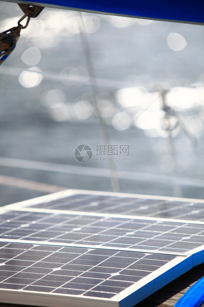 一艘帆船上的太阳能充电池组图片