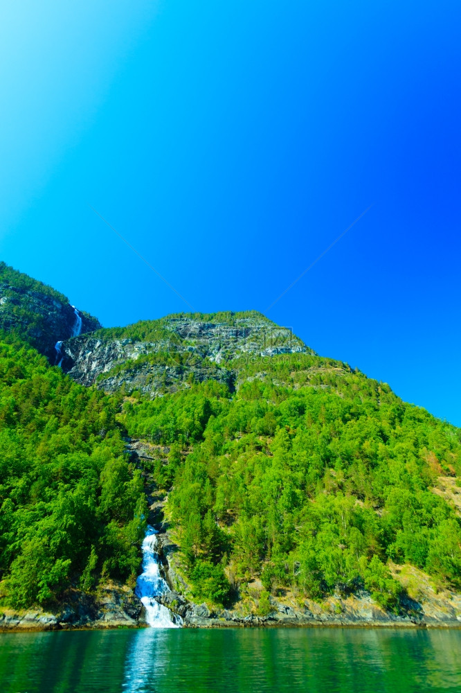 挪威湾欧洲夏季山美丽的瀑布图片