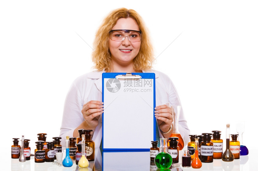 化学女家或生实验室助理或科学研究员带有化学玻璃软件测试瓶和空白剪贴板图片