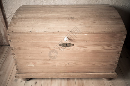 旧木箱像阁楼的宝内部图片