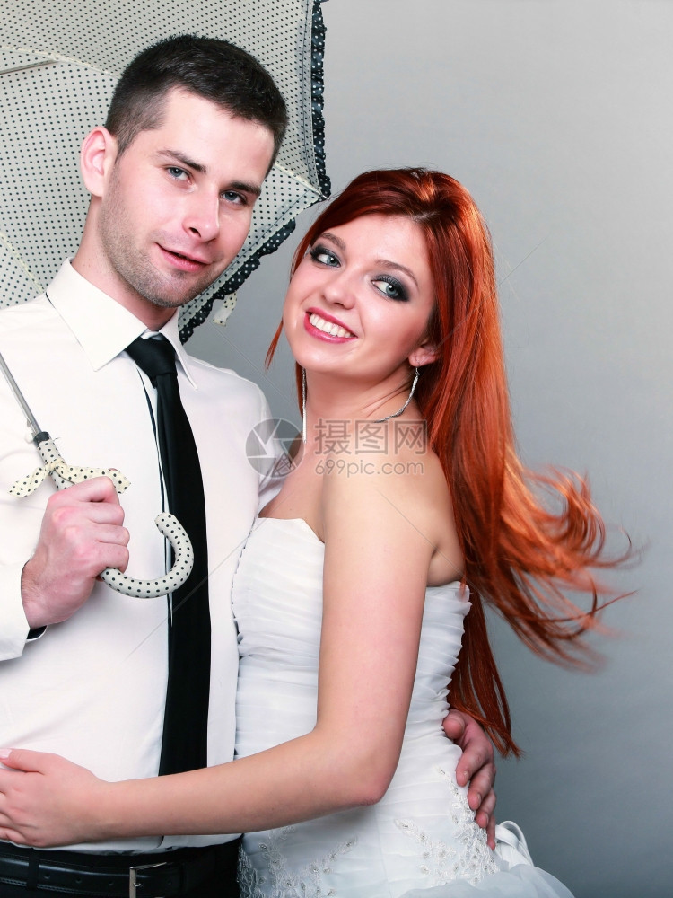 喜庆日幸福的已婚夫妇蓝眼新娘的肖像红发吹在风中图片
