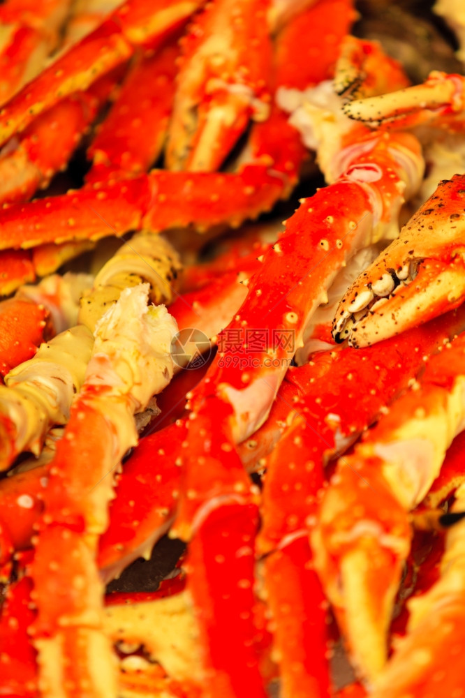 海产食品在挪威欧洲卑尔根著名的鱼市场Fisketeorget的海鲜蟹图片