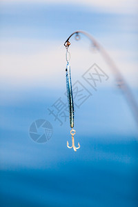 钓鱼饵与游击手对蓝海水表面的棍棒高清图片