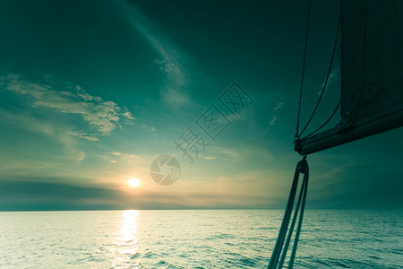 日出暑假落时游艇帆船在黄海航行旅游奢侈生活方式图片