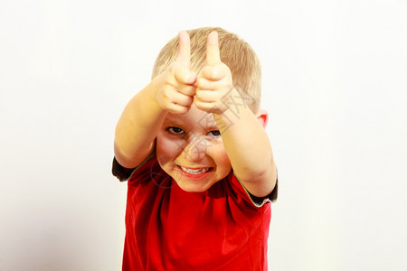 快乐金发男孩学龄前子拇指举起成功的手势图片