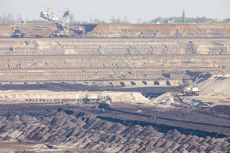 露天煤矿棕色带状传送器作为工业细节背景图片