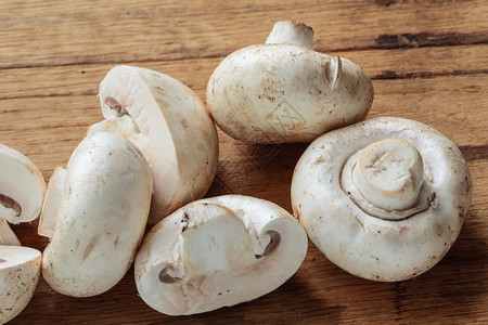 蔬菜食品新鲜的白色蘑菇木制厨房桌上的冠军背景图片