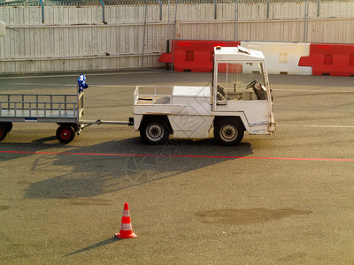 机场运输行李的空卡车照片图片