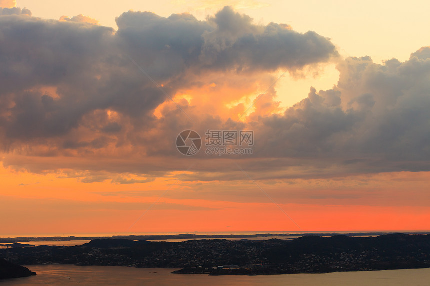 从挪威卑尔根山丘和fjord风景红天日落的全图片