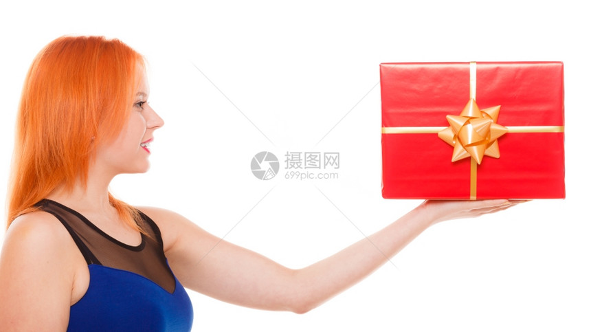 庆祝节日爱与幸福概念的人拿着大红礼盒演播室的头女孩被孤立拍摄图片