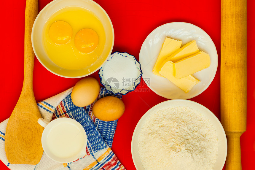 鸡蛋牛奶和面粉黄油的俯视图图片