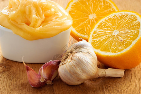 天然愈合替代药物加强免疫力的健康成分木制生锈桌上的蜂蜜大蒜和柠檬图片