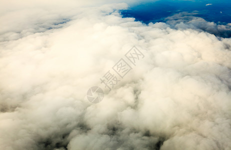 蓝色白云天空从中飞行的机窗口查看天景云色Bird39眼睛图片