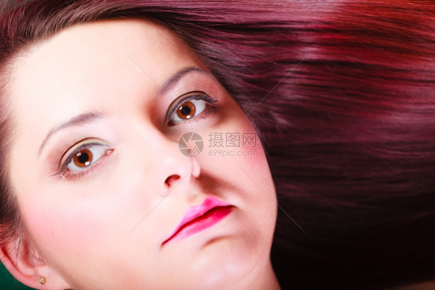 头发皮肤和化妆品概念长的黑发直女人化妆面部分脸工作室拍摄图片