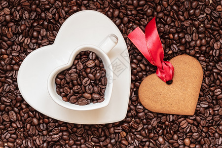 咖啡时间概念心形杯盘和咖啡豆背景的饼干姜背景图片