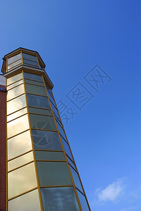城市商业在阳光明媚的好天气云蓝空上兴起窗户天空的反射图片