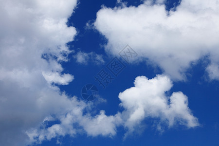 深蓝天空背景有白云图片