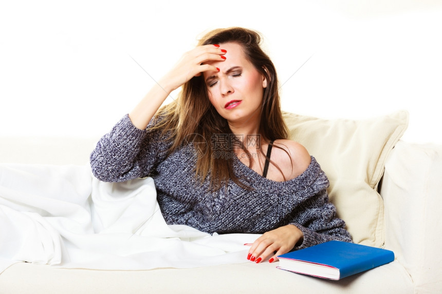 睡在沙发上的妇女头痛睡午休图片