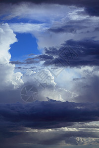 深蓝天空背景有暴云雨前布满灰白雷云图片