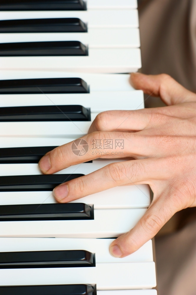 在钢琴手和键盘上演奏音乐图片