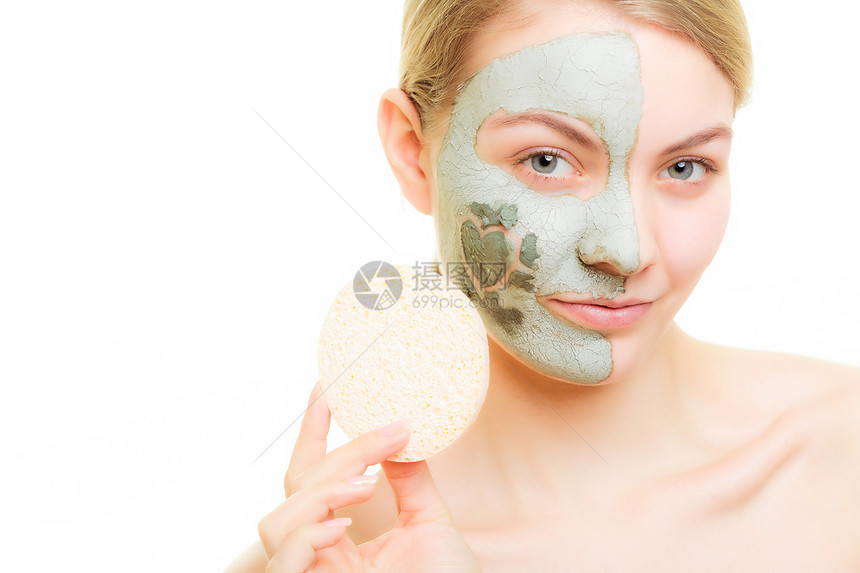 皮肤护理脱下绿色泥土面罩白孤立的海绵照顾干衣的姑娘美容治疗图片