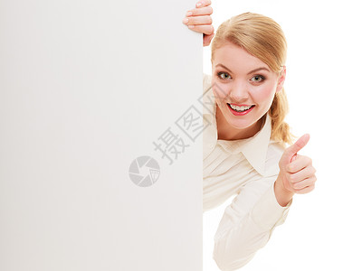 广告妇女躲在空白复制间横幅背后用孤立的拇指显示孤立商业妇女推荐产品图片