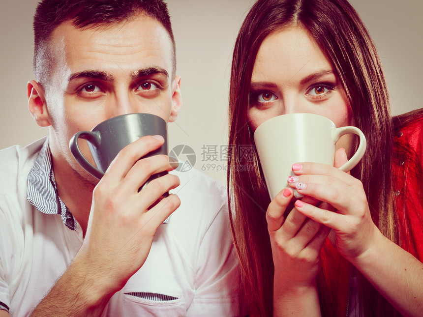 有吸引力的情侣一起喝茶或咖啡男女合着热饮杯子图片