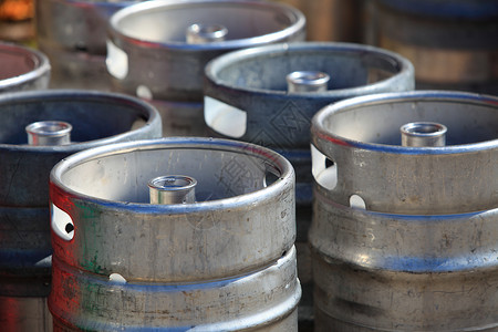 工厂酿酒大量金属桶啤酒图片