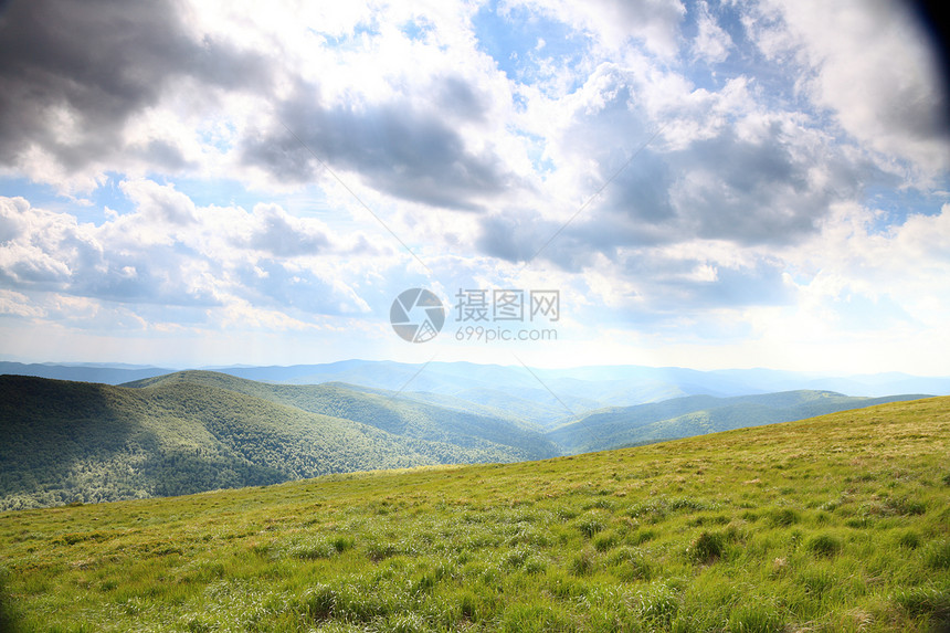 自然和环境美丽的绿山夏季区景观旅行和游图片