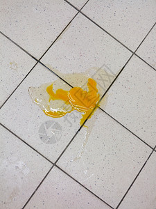 瓷砖厨房地板上的碎蛋厨房意外事故图片
